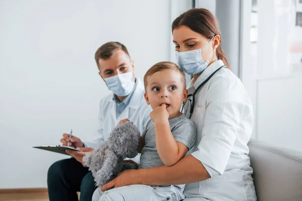 Het Jongetje Kliniek Twee Artsen Witte Jassen Werken Samen Het — Stockfoto