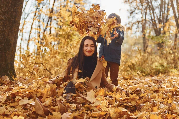 Gyönyörű Természet Anya Fiával Szórakozik Szabadban Őszi Erdőben — Stock Fotó