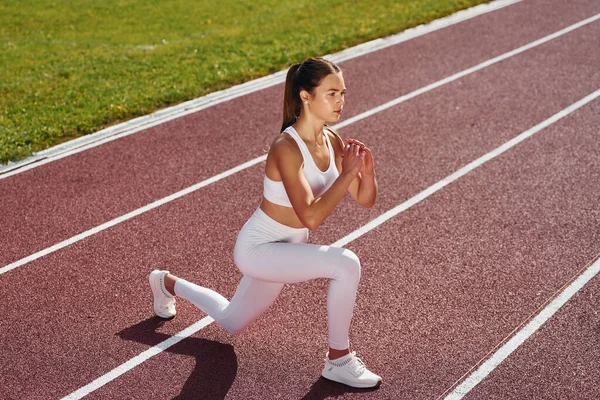 Kniebeugen Junge Frau Sportlicher Kleidung Trainiert Freien — Stockfoto