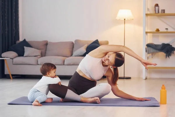 重点是瑜伽练习 妈妈和她的小女儿在家里 — 图库照片