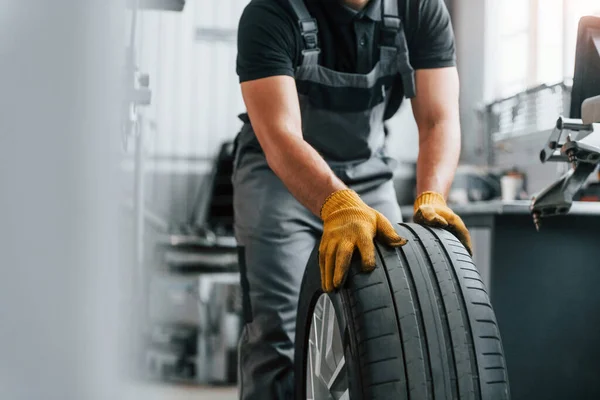 Närbild Hjulet Man Uniform Arbetar Auto Service — Stockfoto