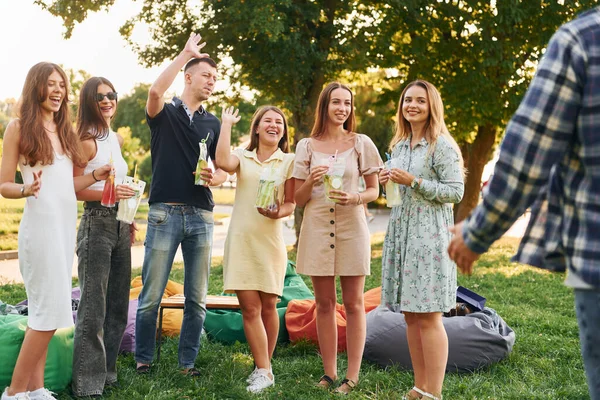 Staande Met Cocktails Groep Jongeren Geeft Overdag Een Feestje Het — Stockfoto