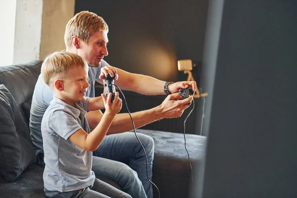Κρατάω Χειριστήρια Βιντεοπαιχνιδιών Πατέρας Και Γιος Είναι Στο Σπίτι Μαζί — Φωτογραφία Αρχείου