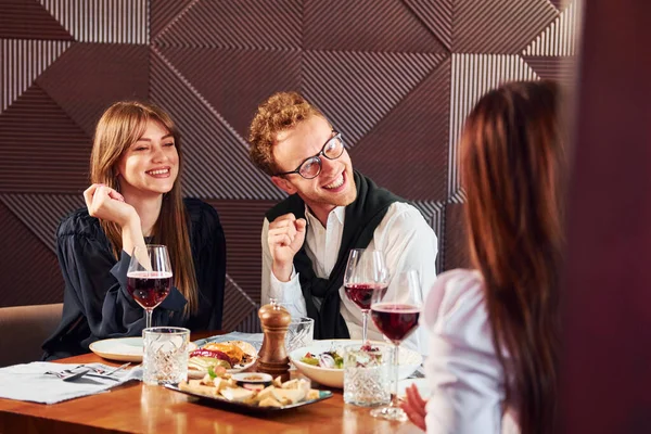 Gespräche Führen Drinnen Neuen Modernen Luxusrestaurant — Stockfoto