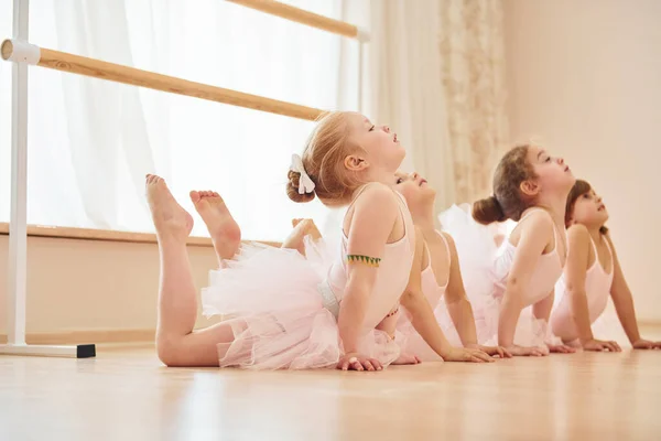 Esercizi Stretching Piccole Ballerine Che Preparano Performance — Foto Stock