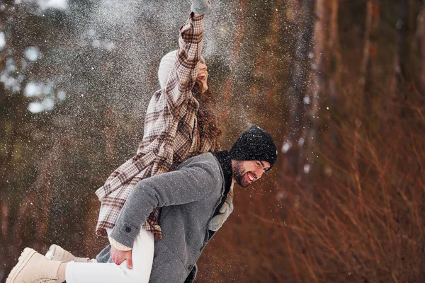 Neşeli Çift Gün Ortasında Kış Ormanlarında Yürüyüşe Çıkar — Stok fotoğraf