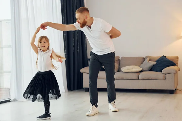 Μαθαίνω Χορεύω Πατέρας Μικρή Του Κόρη Είναι Στο Σπίτι Μαζί — Φωτογραφία Αρχείου