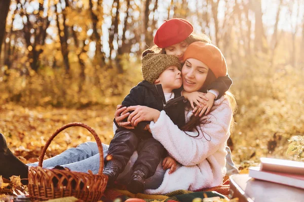 Grond Zitten Moeder Met Haar Zoontje Dochtertje Vermaakt Zich Het — Stockfoto