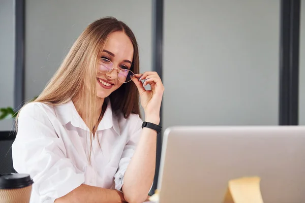 Actief Werken Jonge Volwassen Vrouw Formele Kleding Binnen Het Kantoor — Stockfoto