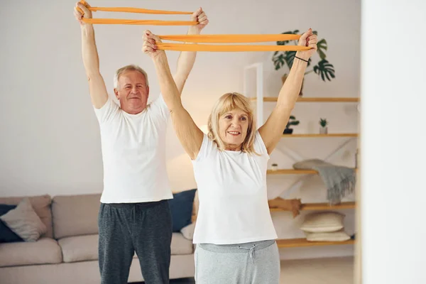 Feszítő Fitnesz Gyakorlatokat Végzek Idősebb Férfi Együtt Vannak Otthon — Stock Fotó