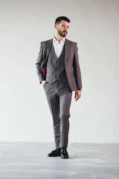 Ganztägiges Foto Von Jungen Stilvollen Geschäftsmann Der Anzug Drinnen Ist — Stockfoto