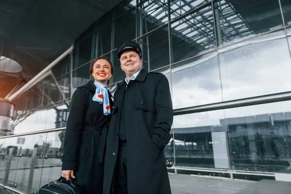 Mann Mit Frau Flugzeugbesatzung Arbeitsuniform Ist Zusammen Freien Auf Dem — Stockfoto