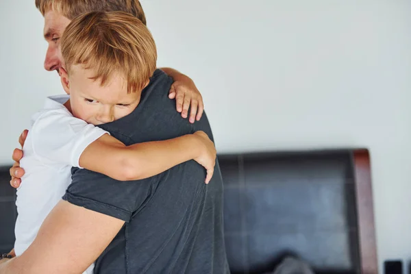 Abrazándose Mutuamente Padre Hijo Están Juntos Casa —  Fotos de Stock