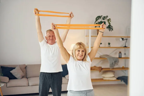 Feszítő Fitnesz Gyakorlatokat Végzek Idősebb Férfi Együtt Vannak Otthon — Stock Fotó