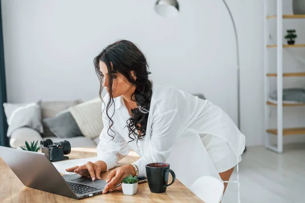 Kablosuz Teknoloji Laptop Kullanıyor Gündelik Elbiseli Kadın Evde — Stok fotoğraf