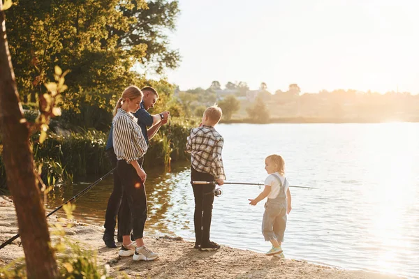 Beautiful Nature Father Mother Son Daughter Fishing Together Outdoors Summertime — Stock Photo, Image