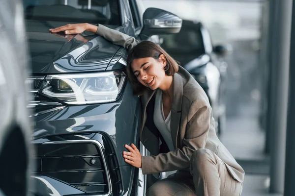 Abrazando Auto Mujer Está Interior Cerca Marca Automóviles Nuevos Interior — Foto de Stock