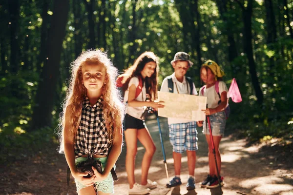 美丽的大自然孩子们带着旅行器材在森林里散步 — 图库照片