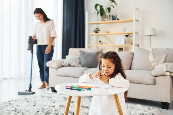 Дівчата Малюють Мати Дочка Проводять Час Разом Вдома — стокове фото