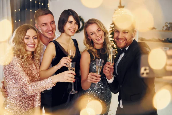 Emoções Positivas Grupo Pessoas Têm Uma Festa Ano Novo Dentro — Fotografia de Stock