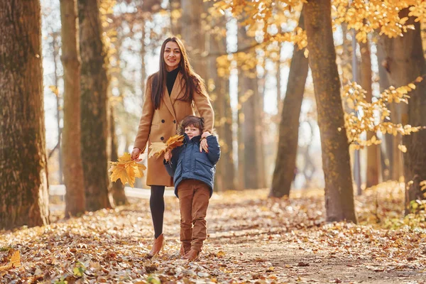 Vooraanzicht Moeder Met Haar Zoon Het Hebben Van Plezier Buiten — Stockfoto