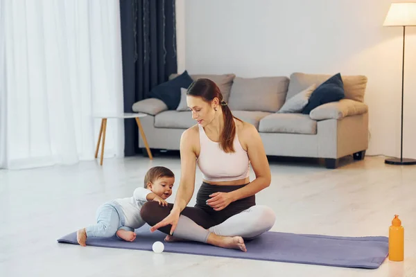 Fazer Exercícios Tapete Mãe Com Sua Filhinha Está Casa Juntos — Fotografia de Stock