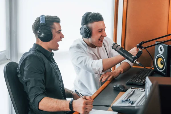 Два Хлопці Приміщенні Радіостудії Зайняті Трансляцією — стокове фото