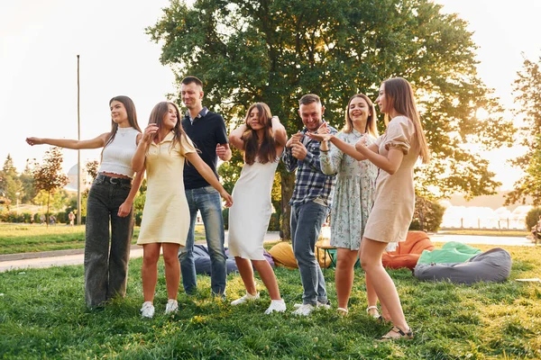 Діяльність Вихідні Група Молодих Людей Влаштовує Вечірку Парку Літній День — стокове фото