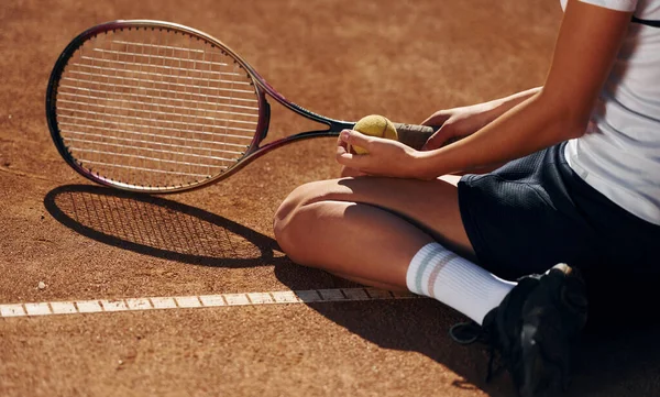 Chão Jogadora Tênis Feminino Está Quadra Durante Dia — Fotografia de Stock