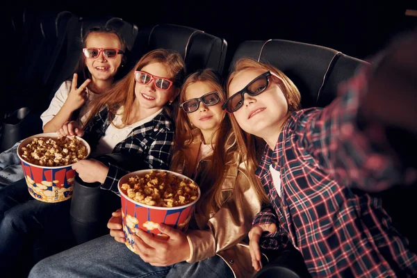 Haciendo Selfie Grupo Niños Sentados Cine Viendo Películas Juntos — Foto de Stock