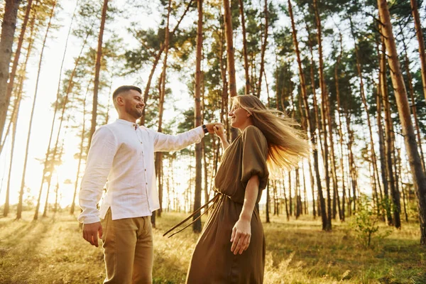 Cercanía Gente Pareja Feliz Está Aire Libre Bosque Durante Día —  Fotos de Stock