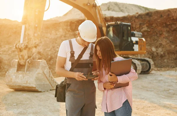 Succesvol Teamwerk Twee Mensen Zitten Overdag Samen Leenkuil — Stockfoto