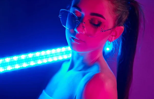 Neon Işıklı Çubuğu Tutuyor Stüdyoda Duran Şık Genç Bayan — Stok fotoğraf