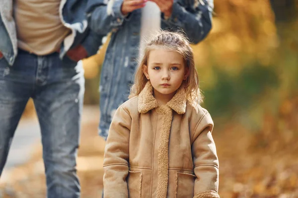 Niña Con Sus Padres Familia Feliz Está Parque Otoño Juntos —  Fotos de Stock