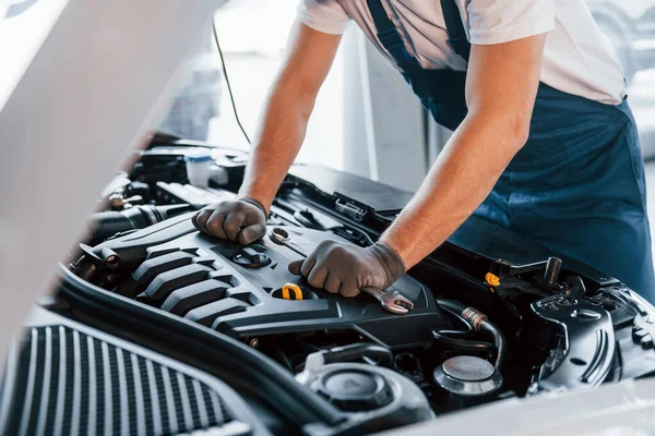 Kvalitní Služby Mladý Muž Bílé Košili Modré Uniformě Opravy Automobilů — Stock fotografie