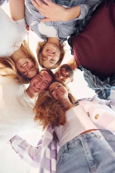 Mirando Hacia Abajo Grupo Amigos Pie Juntos — Foto de Stock