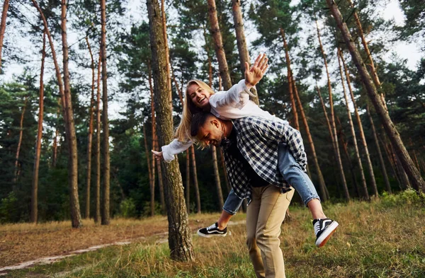 Mujer Está Montando Hombre Pareja Feliz Está Aire Libre Bosque —  Fotos de Stock