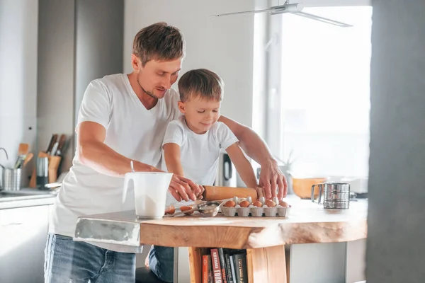 Padre Insegna Suo Piccolo Figlio Con Preparazione Dolci Biscotti Natalizi — Foto Stock