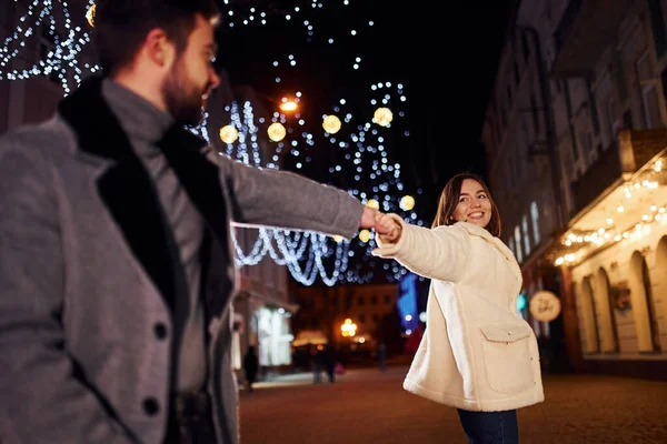 Felice Giovane Coppia Che Celebra Capodanno All Aperto Strada — Foto Stock