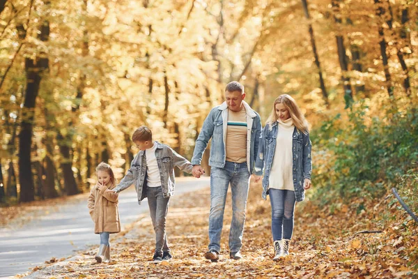 Des Gens Joyeux Bonne Famille Est Dans Parc Automne Ensemble — Photo