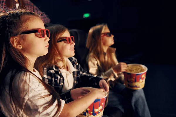 Popcorn Essen Gruppe Von Kindern Sitzt Kino Und Schaut Gemeinsam — Stockfoto