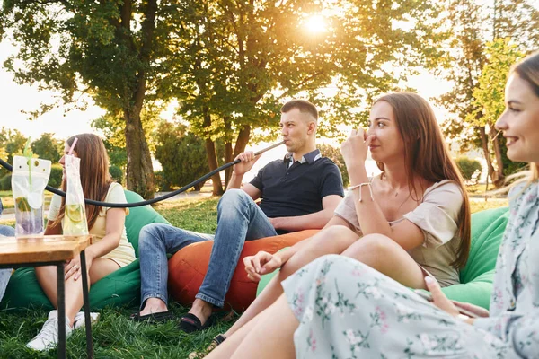 Zittend Fauteuils Rokend Hookah Groep Jongeren Geeft Overdag Een Feestje — Stockfoto