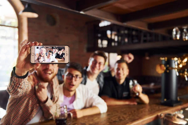 Fare Selfie Persone Abiti Casual Sedute Nel Pub — Foto Stock