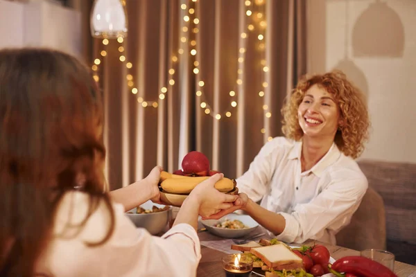 Gelukkige Moeder Dochter Keuken Avond Tijd — Stockfoto