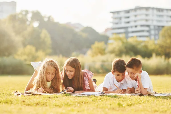 Acostado Suelo Grupo Niños Felices Está Aire Libre Campo Deportivo — Foto de Stock