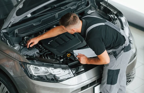 Rušný Muž Uniformě Pracuje Dne Autosalonu — Stock fotografie