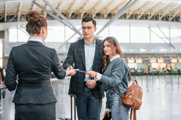 Übergabe Der Dokumente Junges Paar Ist Gemeinsam Flughafen — Stockfoto