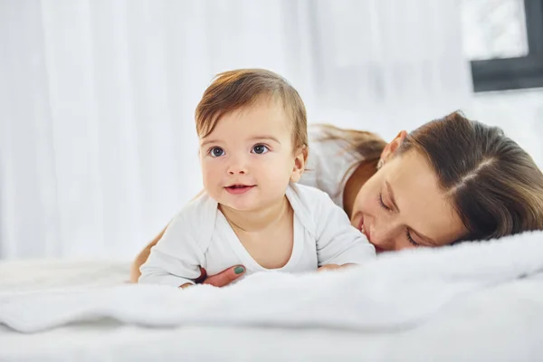 Sul Letto Bianco Madre Con Sua Figlioletta Chiuso Casa Insieme — Foto Stock