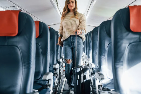 Вид Спереду Молода Жінка Пасажир Повсякденному Одязі Літаку — стокове фото