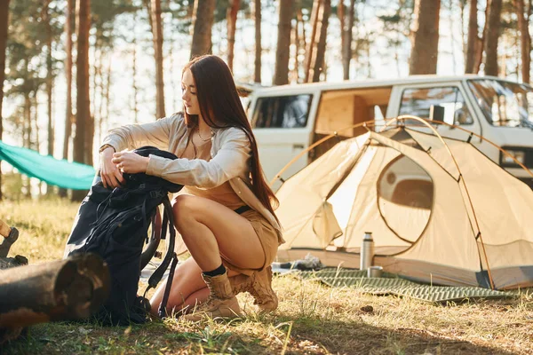 Campamento Mujer Viaja Sola Bosque Durante Día Verano — Foto de Stock